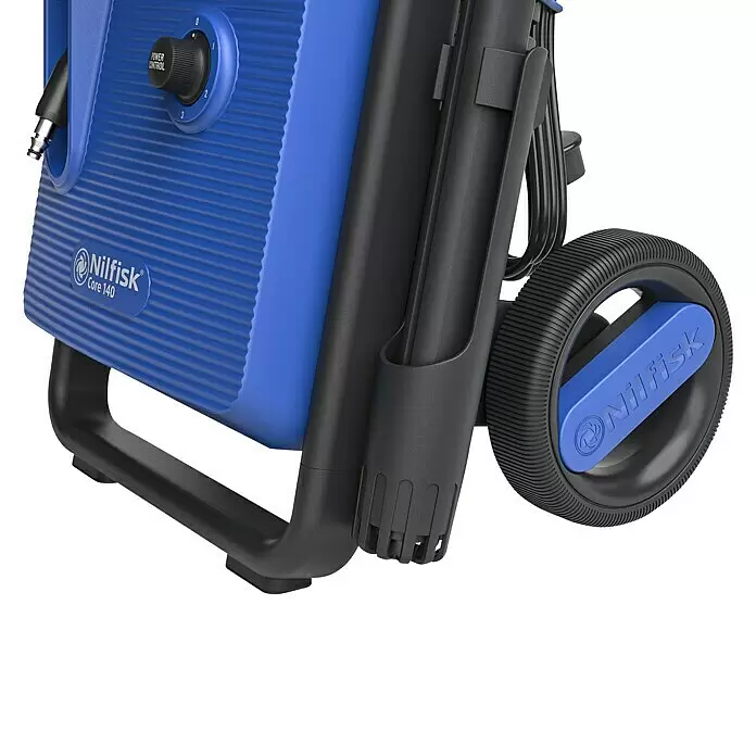 Nilfisk Hidrolimpiadora de alta presión Core 140-6 PowerControl - 1.800 W, Presión máx.: 140 bar, Capacidad de bombeo: 474 l/h - Hidrolavadora Nilfisk Core 140 azul y negra, con dial de control de potencia y una robusta rueda de transporte.