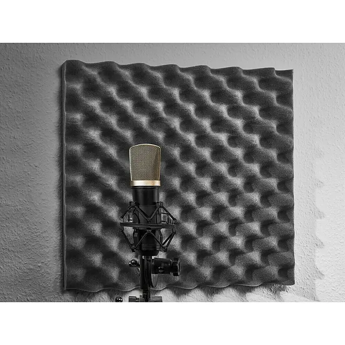 Noppenschaum Akupur - 50 x 50 x 5 cm, PU-Schaum - Nahaufnahme eines Studiomikrofons vor einer schallabsorbierenden Akustikplatte, ideal für hochwertige Tonaufnahmen und Studioanwendungen.