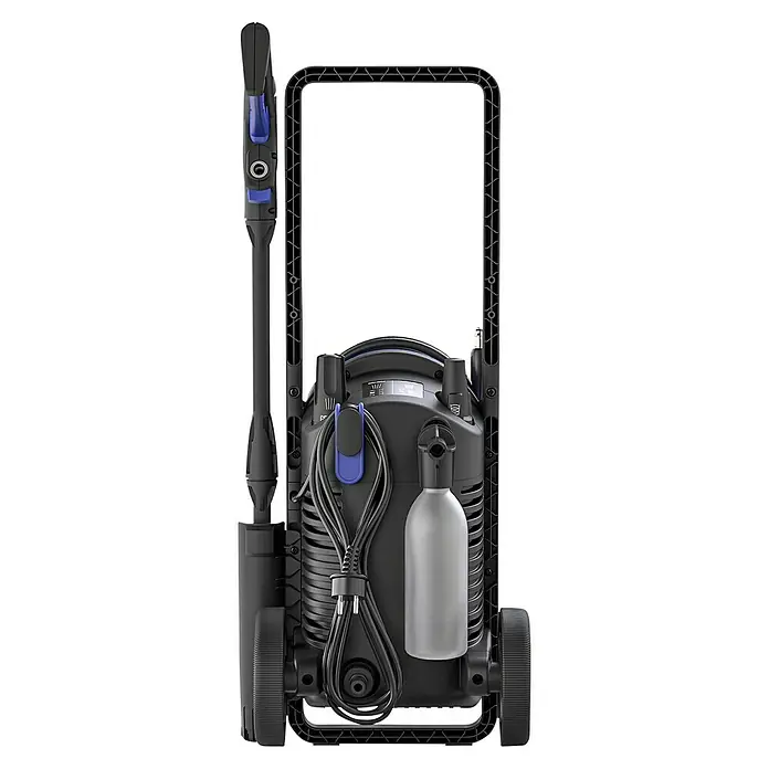 Nilfisk Hochdruckreiniger Core 125-5 Home - 125 bar, 1.400 W, Fördermenge: 438 l/h - Rückansicht eines schwarzen Hochdruckreinigers mit Rädern, Sprühpistole und Reinigungsmittelflasche für Reinigungsarbeiten im Außenbereich.