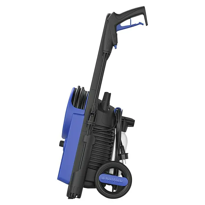 Nilfisk Hochdruckreiniger Core 125-5 Home - 125 bar, 1.400 W, Fördermenge: 438 l/h - Abbildung eines Nilfisk Hochdruckreinigers. Das Gerät ist in Schwarz und Blau gehalten und steht aufrecht, was seine kompakte Bauweise hervorhebt.