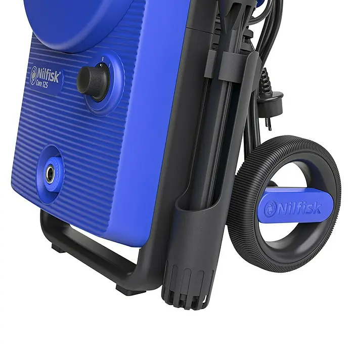 Nilfisk Hidrolimpiadora de alta presión CORE 125 Home - 125 bar, 1.400 W, Capacidad de bombeo: 438 l/h - Primer plano de la hidrolimpiadora Nilfisk Core 125, que detalla controles, conexiones y ruedas.