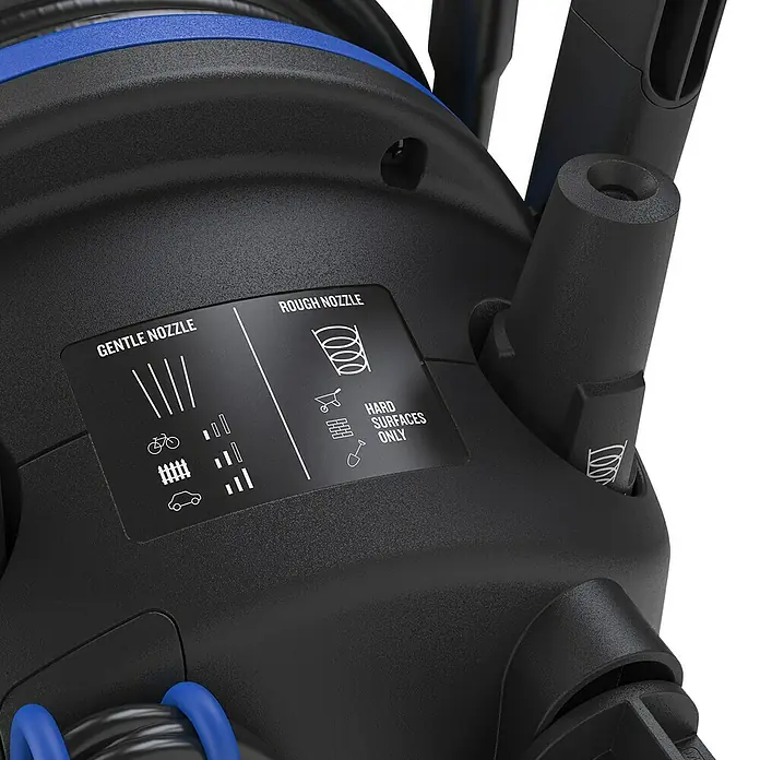 Nilfisk Hidrolimpiadora de alta presión CORE 125 Home - 125 bar, 1.400 W, Capacidad de bombeo: 438 l/h - Primer plano de una hidrolimpiadora negra con una guía de uso de boquillas para superficies suaves y rugosas.