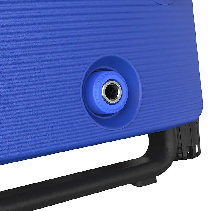 Nilfisk Hidrolimpiadora de alta presión CORE 125 Home - 125 bar, 1.400 W, Capacidad de bombeo: 438 l/h - Primer plano de un producto azul con un conector redondo y una superficie texturizada, montado en un marco negro.
