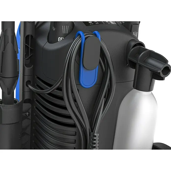 Nilfisk Hidrolimpiadora de alta presión CORE 125 Home - 125 bar, 1.400 W, Capacidad de bombeo: 438 l/h - Primer plano del cable de alimentación conectado a un clip azul sobre una hidrolavadora portátil negra.