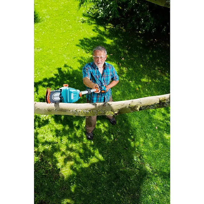 Gardena Power for All 18V Akku-Hochentaster - 18 V, Ohne Akku, Schwertlänge: 20 cm - Ein Mann benutzt eine Gardena Hochentaster, um einen Baumast zu schneiden, während er im Garten steht.