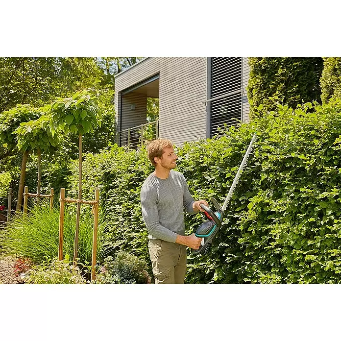 Gardena Power for All 18V Akku-Heckenschere ComfortCut 60 - 18 V, Li-Ionen, 1 Akku, Schwertlänge: 60 cm - Anwendungsbeispiel