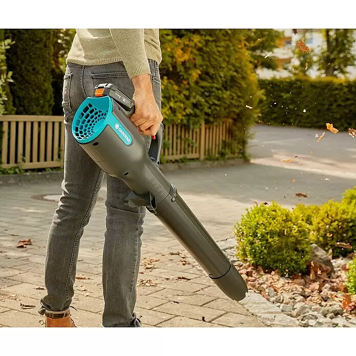 Gardena Power for All 18V Akku-Laubbläser - 18 V, Li-Ionen, 1 Akku, Blasgeschwindigkeit: 100 km/h - Anwendungsbeispiel