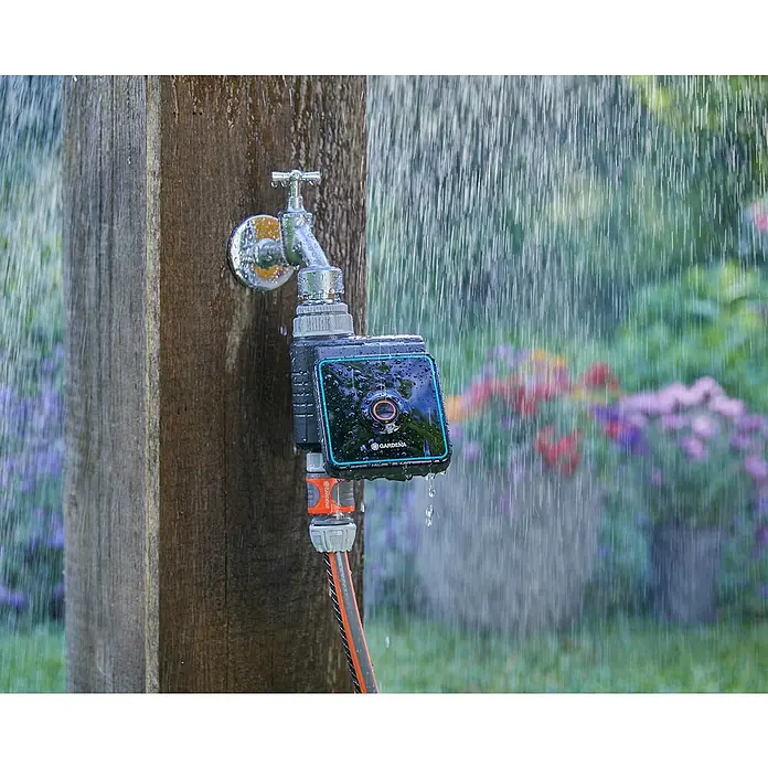 Gardena Bewässerungscomputer Bluetooth - Bewässerungsdauer: 1 min - 480 min - Das Bild zeigt eine Bewässerungssteuerung von Gardena, die an einem Wasserhahn im Garten befestigt ist und bei Regen verwendet wird.