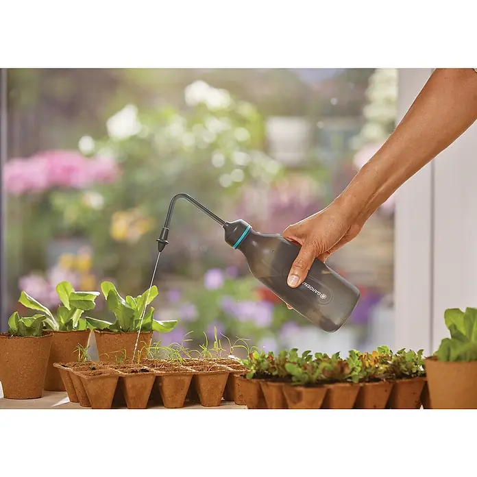 Gardena Wassersprüher - 0,45 l - Gießen von Setzlingen mit der Gardena-Gießflasche, die eine präzise Bewässerung ermöglicht und das Wachstum junger Pflanzen fördert.