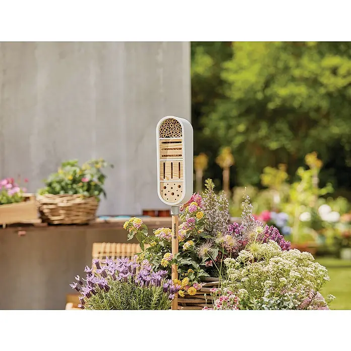 Gardena Stiel - Länge: 116,8 cm, Holz - Dieses Bild zeigt ein attraktives Gardena Insektenhotel umgeben von Blumen im Garten, das Insekten einen Unterschlupf bietet.