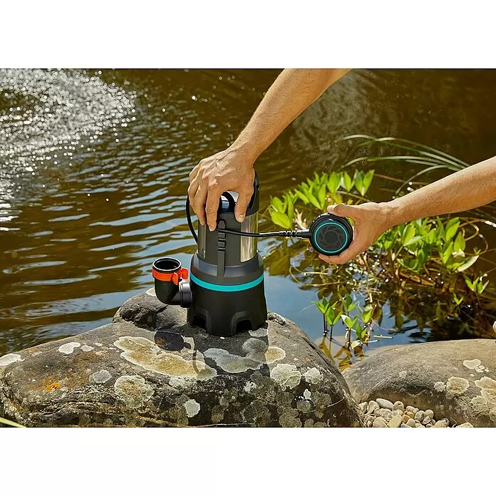 Gardena Schmutzwasserpumpe 16000 - 450 W, Max. Fördermenge: 16.000 l/h, Eintauchtiefe: 7 m - Anwendungsbeispiel