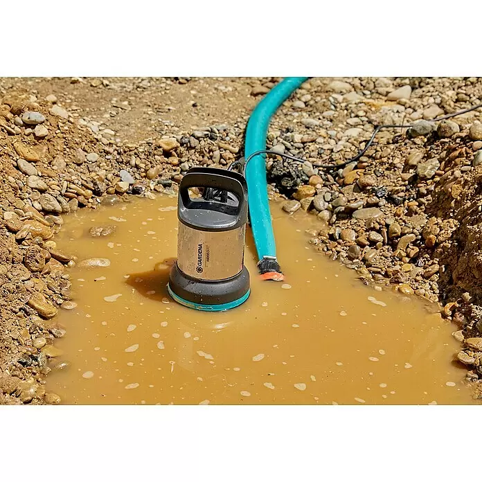 Gardena Schmutzwasserpumpe 16000 - 450 W, Max. Fördermenge: 16.000 l/h, Eintauchtiefe: 7 m - Anwendungsbeispiel