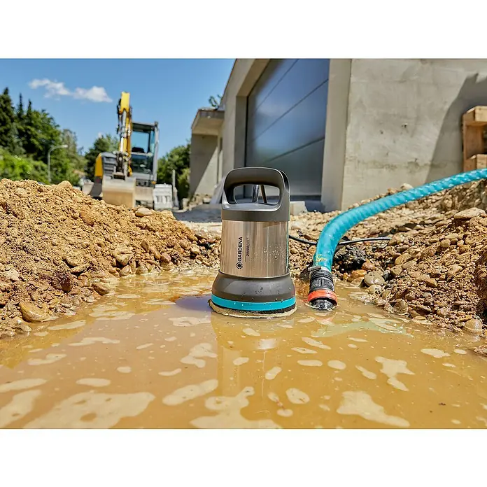 Gardena Schmutzwasserpumpe 20000 Aquasensor - 750 W, Max. Fördermenge: 20.000 l/h, Eintauchtiefe: 7 m - Die GARDENA Schmutzwasser-Tauchpumpe 20000 Dirt in Aktion auf einer Baustelle, wo sie Schmutzwasser effizient abpumpt.