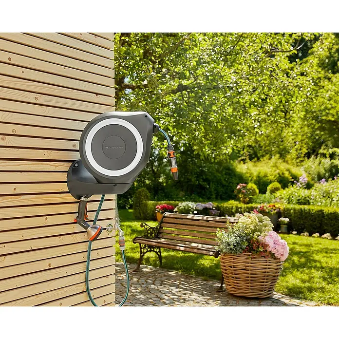 Gardena Wand-Schlauchbox RollUp M - Schlauchlänge: 20 m - Gartenschlauchbox an einer Holzwand.