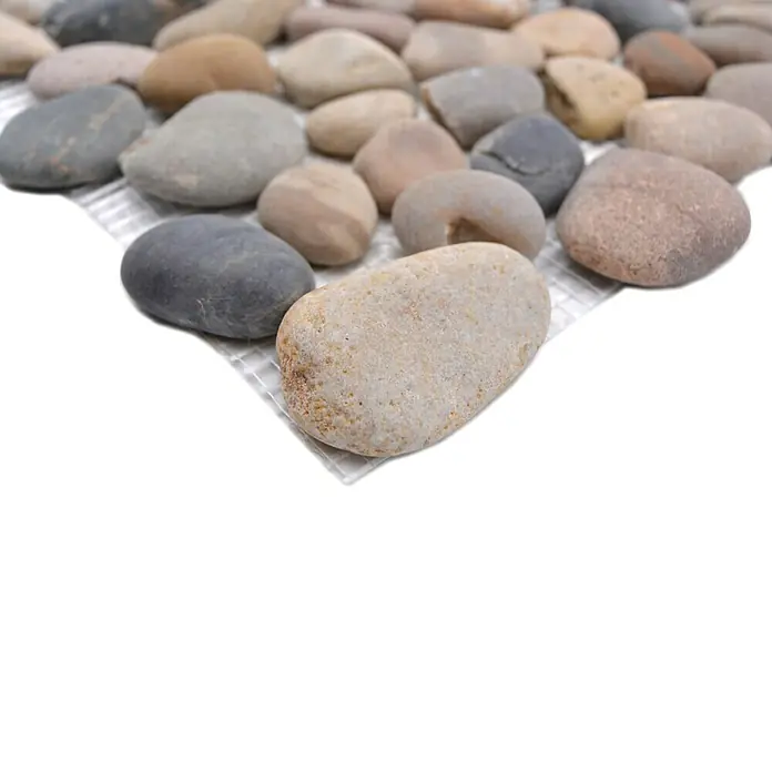 Mosaikfliese Kiesel XKF 004M - 31,5 x 31,5 cm, Grau/Beige, Matt - Nahaufnahme eines Mosaiks aus Flusssteinen, die auf einem hellen Netz befestigt sind, ideal für dekorative Oberflächen.