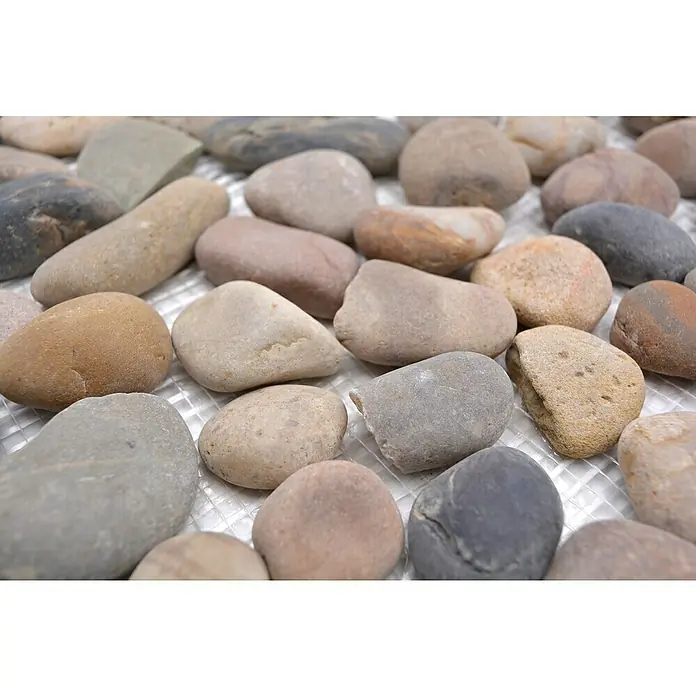 Mosaikfliese Kiesel XKF 004M - 31,5 x 31,5 cm, Grau/Beige, Matt - Nahaufnahme von Flusskieselsteinen in verschiedenen Farben und Größen, die auf einer hellen Oberfläche angeordnet sind.