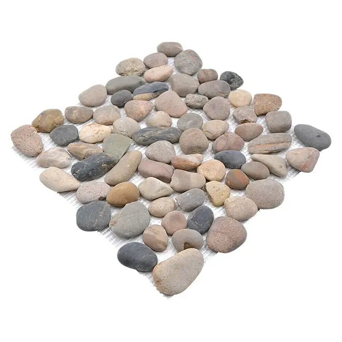 Mosaikfliese Kiesel XKF 004M - 31,5 x 31,5 cm, Grau/Beige, Matt - Nahaufnahme eines quadratischen Mosaiks aus Flusssteinen mit verschiedenen Farben und Texturen auf einem weißen Netzrücken.