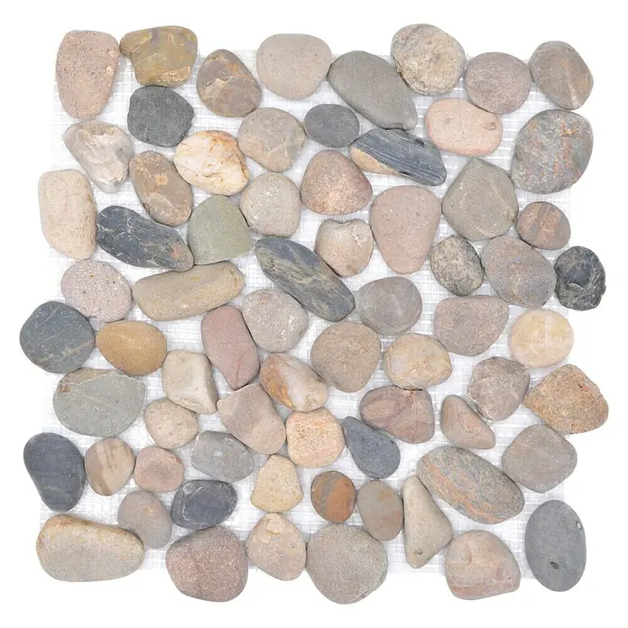 Mosaikfliese Kiesel XKF 004M - 31,5 x 31,5 cm, Grau/Beige, Matt - Nahaufnahme einer quadratischen Matte aus Flusskieselsteinen in verschiedenen Farben und Größen, die für Boden- oder Wandbeläge geeignet sind.