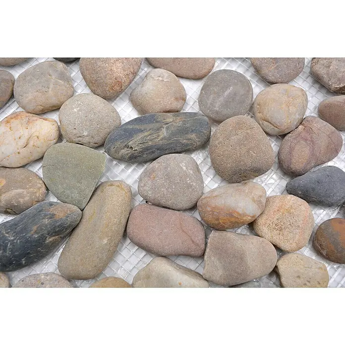 Mosaikfliese Kiesel XKF 004M - 31,5 x 31,5 cm, Grau/Beige, Matt - Nahaufnahme von Flusssteinen, die eine Vielzahl von Formen und Farben auf einem hellen Netz zeigen. Ideal für dekorative Zwecke.