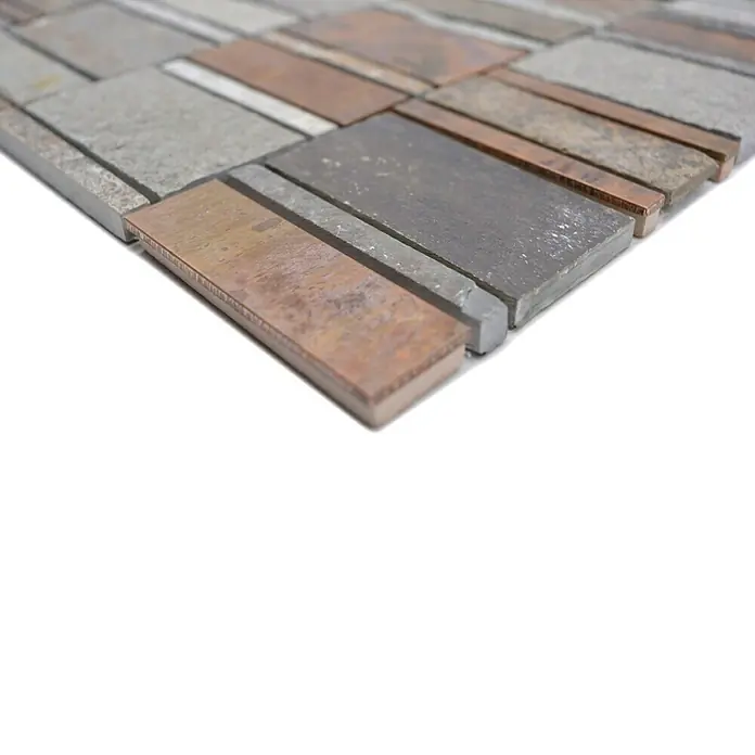 Mosaikfliese Mix XSK 575 - 29,8 x 29,4 cm, Braun, Matt - Nahaufnahme eines Mosaiks mit grauen Steinen und kupferfarbenen Akzenten, ideal für stilvolle Wand- oder Bodengestaltung.