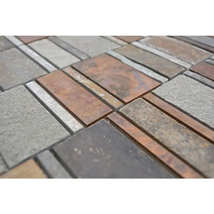 Mosaikfliese Mix XSK 575 - 29,8 x 29,4 cm, Braun, Matt - Nahaufnahme von Bodenfliesen mit verschiedenen Texturen und Farben, die ein interessantes Muster bilden.