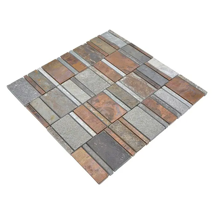 Mosaikfliese Mix XSK 575 - 29,8 x 29,4 cm, Braun, Matt - Nahaufnahme eines Mosaiks mit grauen und kupferfarbenen Steinen, die ein dekoratives Muster bilden. Ideal für Innenraumgestaltung und Wandverkleidungen.
