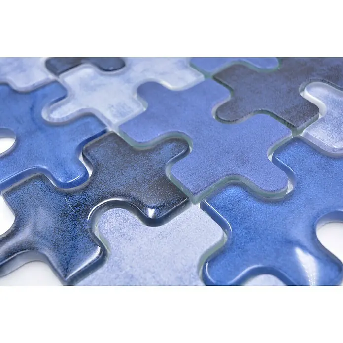 Mosaikfliese Puzzle Crystal Mix XCM PT01B - 29,8 x 29,8 cm, Blau, Glänzend - Detailaufnahme eines blauen Puzzle-Mosaiks, das durch seine Farbvariationen und glänzenden Oberflächen ein interessantes Muster erzeugt.