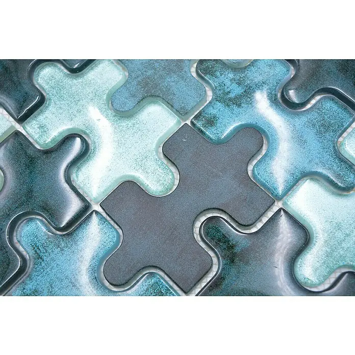 Mosaikfliese Puzzle Crystal Mix XCM PT03G - 29,8 x 29,8 cm, Grün, Glänzend - Nahaufnahme von blauen und grauen Puzzle-Mosaikfliesen, die ein faszinierendes Muster erzeugen.