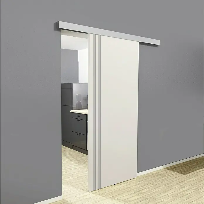 Kilsgaard Schiebetür-Komplettset 422-L - 935 x 2.050 mm, Weiß, Wabe - Dieses Bild zeigt eine moderne Schiebetür in Weiß, die teilweise geöffnet ist und Einblick in einen angrenzenden Raum gewährt.