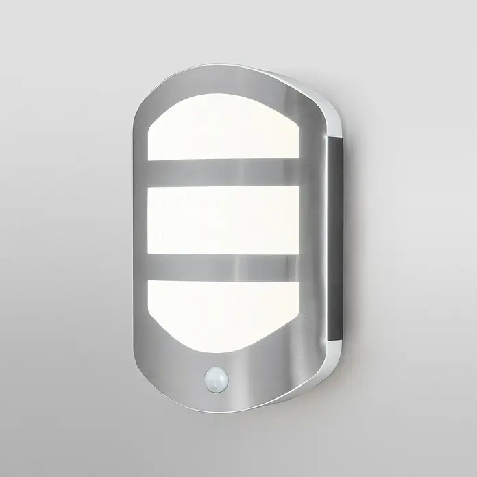 Ledvance LED-Außenwandleuchte Endura - 12,5 W, 180 x 60 x 283 mm, Edelstahl, IP44, Mit Bewegungssensor - Eine moderne, silberfarbene Wandleuchte mit drei horizontalen Lichtschlitzen und Bewegungssensor. Das Design ist schlicht und elegant.