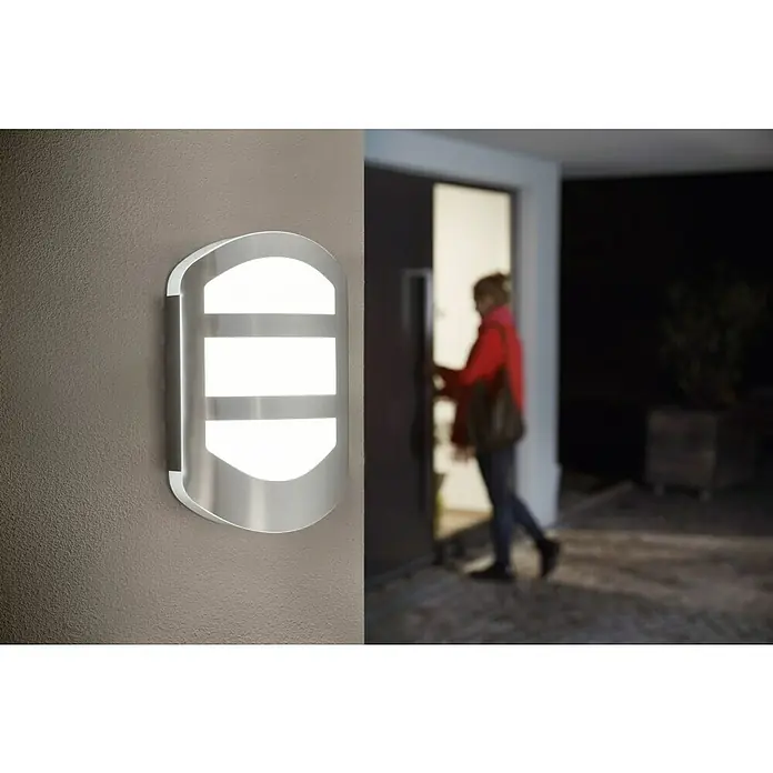 Ledvance LED-Außenwandleuchte Endura - 12 W, 180 x 54 x 280 mm, Edelstahl, IP44, Ohne Bewegungssensor - Eine moderne Außenwandleuchte aus Metall mit drei horizontalen Lichtbändern, die eine helle und einladende Beleuchtung bietet.
