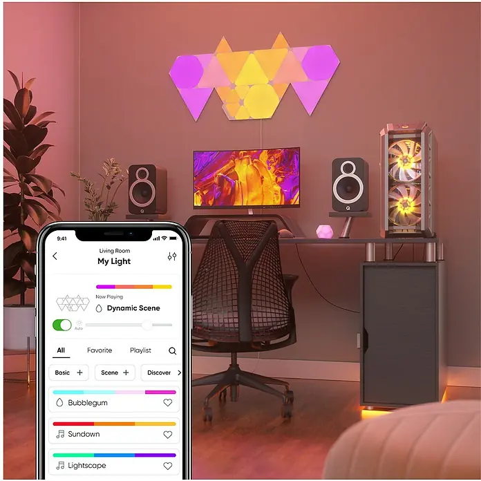 Nanoleaf Starterkit Shapes Triangles 15 Panels - 15 Stk., Weiß, RGBW, Triangles, Smart Home-fähig: Ja - Einrichtung mit intelligenten Nanoleaf-Lichtern und einem Smartphone, das die Lichtsteuerung zeigt.