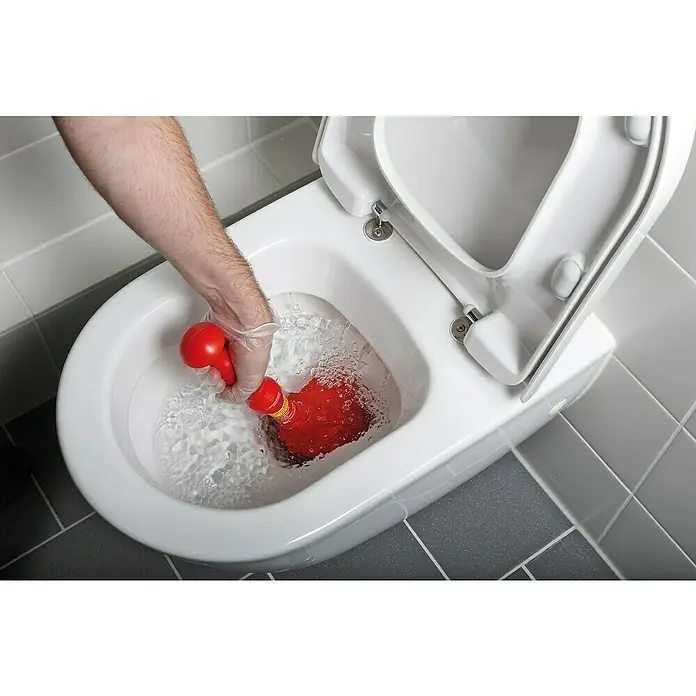 Rothenberger Industrial Saugglocke ROPÜ - 120 mm, Geeignet für: Abflüsse - Detailaufnahme einer Person, die mit einem roten Pümpel eine Toilette reinigt, wobei der Fokus auf dem Sanitärwerkzeug und der Aufgabe liegt.