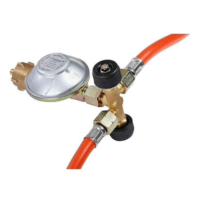 Rothenberger Industrial Doppelabzweigventil - Passend für: Druckregler mit 1/4″ L-Anschluss - Nahaufnahme eines Gasreglers mit Schlauchanschluss, ideal für Campingkocher und ähnliche Anwendungen.