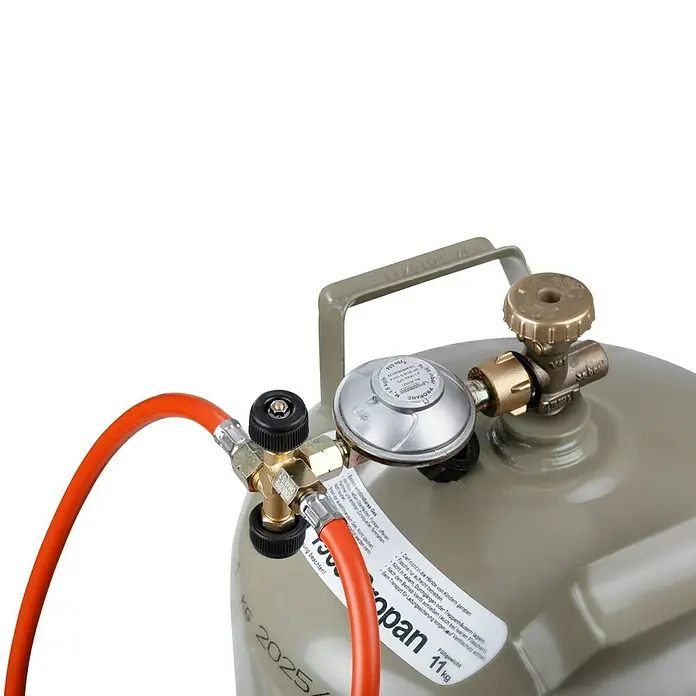 Rothenberger Industrial Doppelabzweigventil - Passend für: Druckregler mit 1/4″ L-Anschluss - Nahaufnahme einer grauen Propan-Gasflasche mit Anschlüssen und einem orangefarbenen Schlauch.