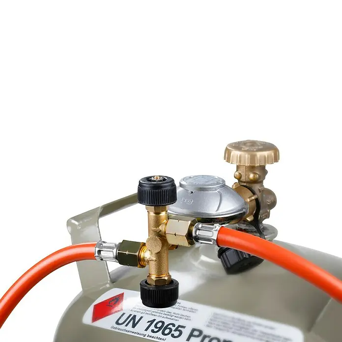 Rothenberger Industrial Doppelabzweigventil - Passend für: Druckregler mit 1/4″ L-Anschluss - Nahaufnahme einer Gasflasche mit Regler und Schlauch.