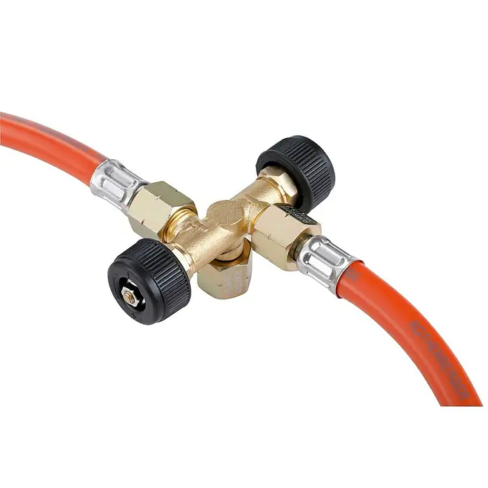 Rothenberger Industrial Doppelabzweigventil - Passend für: Druckregler mit 1/4″ L-Anschluss - Nahaufnahme eines Propan-Verteilers mit drei Anschlüssen und orangefarbenen Schläuchen. Die Armatur ist aus Messing und hat schwarze Drehknöpfe.