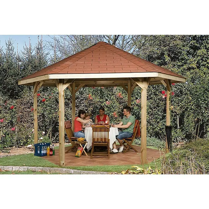 Weka Pavillon 656 Set - L x B: 461 x 399 cm, Mit Dachschindeln - Ein Holzpavillon mit rotem Ziegeldach, unter dem eine Familie an einem Tisch sitzt, umgeben von üppigem Grün.