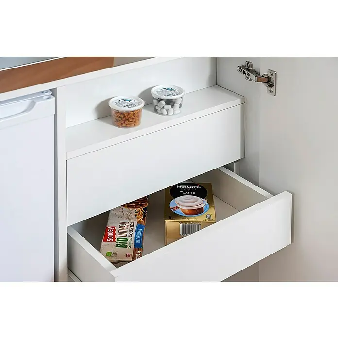Respekta Cocina en armario SKWWS - Ancho: 104 cm, Blanco, Con encimera Duo - Imagen interior de un armario de cocina blanco abierto con aperitivos y una caja de Nescafe Gold Latte.
