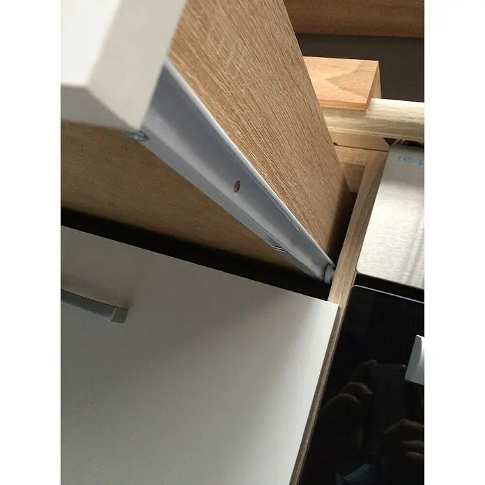 Respekta Küchenzeile Petunia - Breite: 280 cm, Weiß, Mit Elektrogeräten, Kochmulde - Detailaufnahme von Schubladenschienen und Holzmöbeln, die die Konstruktionsdetails hervorhebt.