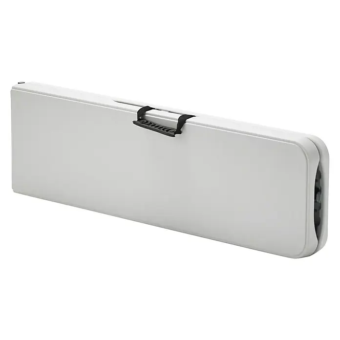 Banco de camping plegable Every - 183 x 30 x 43 cm, HDPE/Acero, Blanco - Mesa plegable cerrada con asa para facilitar su transporte. La mesa blanca está plegada para su almacenamiento y transporte.