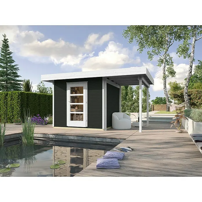 Weka wekaLine Gartenhaus Designhaus 172 + Anbau 150 cm - Außenmaß inkl. Dachüberstand (B x T): 424 x 316 cm, Holz, Anthrazit/Weiß, 9,278 m² - Moderne Gartensauna mit weiß umrahmter Glastür und angrenzender überdachter Terrasse mit weißem Sessel, umgeben von einem idyllischen Gartenteich.