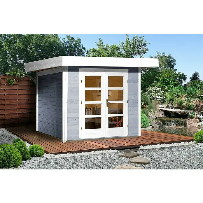 Weka Gartenhaus Designhaus 126+ - Außenmaß inkl. Dachüberstand (B x T): 356 x 377 cm, Holz, Grau/Weiß, 8,88 m² - Dieses Bild zeigt ein modernes Gartenhaus aus Holz mit einem Flachdach, das auf einer Holzterrasse steht und von einem Kiesweg umgeben ist.