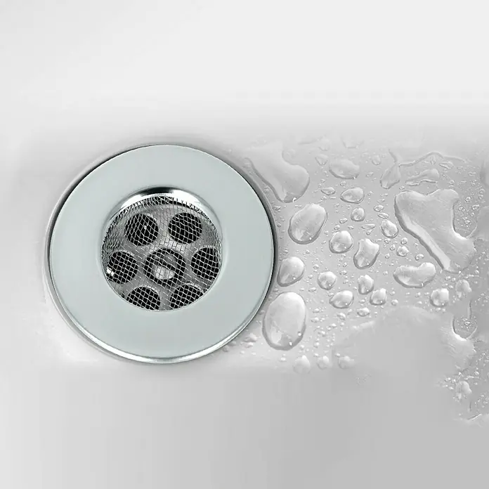 Metaltex Haarfangsieb - Durchmesser: 7,5 cm - Nahaufnahme eines glänzenden Waschbeckenablaufs mit Wasserflecken, der das Produkt und seine Verwendung in einem sauberen Badezimmer hervorhebt.