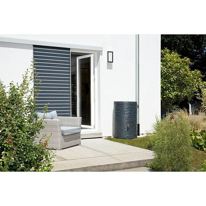 4rain Regenspeicher Arondo - 400 l, Graphit - Nahaufnahme eines stilvollen Regenspeichers im Garten, der sich perfekt in die moderne Hausfassade einfügt und die Gartengestaltung ergänzt.