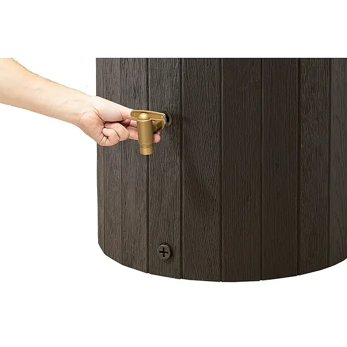 4rain Regenspeicher Madera - 220 l, Dunkelbraun - Nahaufnahme einer Person, die einen goldenen Wasserhahn an einem Regenfass im Holzfassdesign betätigt.