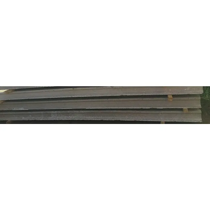 BHS Valencia Base de hormigón Semivigueta T12 - 3 m - Un primer plano de losas de hormigón apiladas, mostrando una textura robusta y una estética industrial.