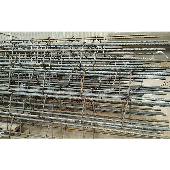 BHS Valencia Refuerzo metálico de hierro - L x An x Al: 3 m x 30 cm x 30 cm - Primer plano de barras de refuerzo de acero utilizadas para la construcción de hormigón en un proyecto de edificación. ¡Perfecto para la resistencia estructural!