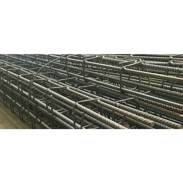 BHS Valencia Refuerzo metálico de hierro - L x An x Al: 3 m x 15 cm x 15 cm - Primer plano de una pila de jaulas de barras de refuerzo, preparadas para su uso en proyectos de construcción de hormigón.
