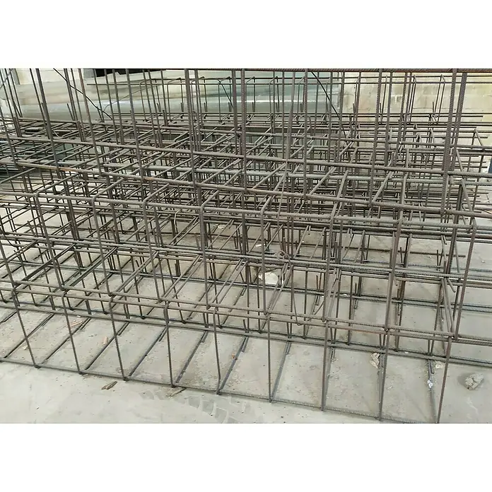 BHS Valencia Refuerzo metálico de hierro - L x An x Al: 3 m x 40 cm x 40 cm - Primer plano de una jaula de barras de refuerzo apiladas. Las barras de acero grises forman un complejo patrón de rejilla cúbica para la construcción.